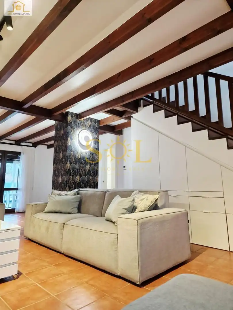 Sala de estar de Casa o chalet en venta en Villaquilambre con Calefacción, Jardín privado y Parquet
