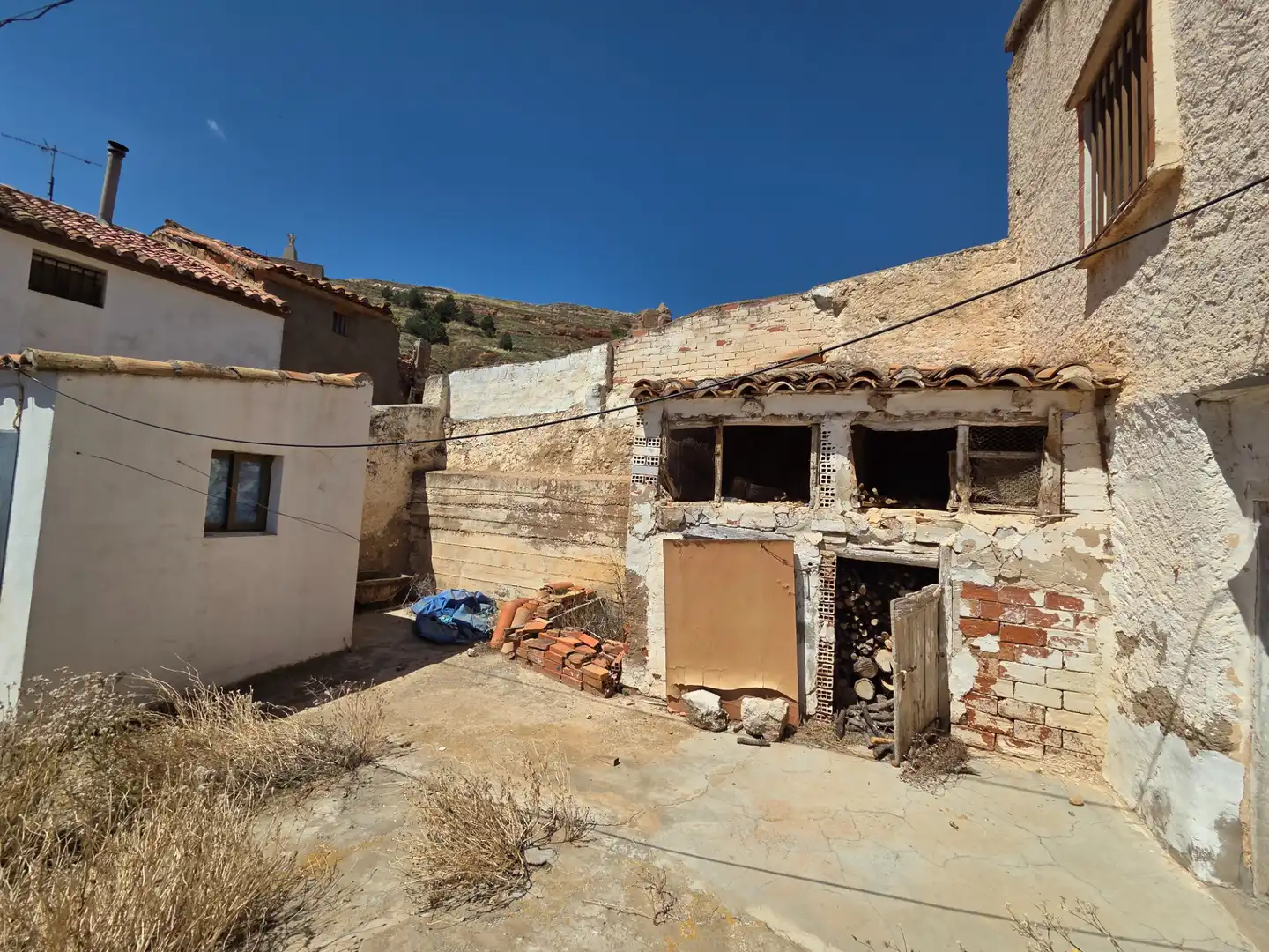 Vista exterior de Casa o xalet en venda en Alfambra amb Terrassa i Moblat