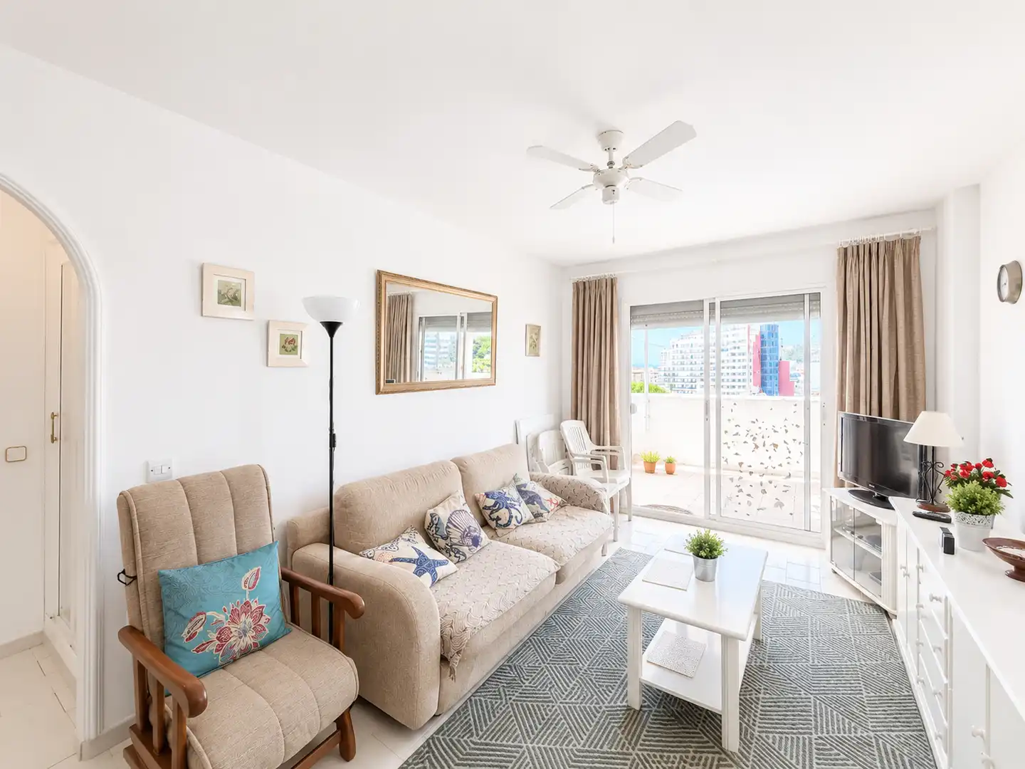 Sala d'estar de Apartament en venda en Benalmádena amb Terrassa, Moblat i Piscina comunitària
