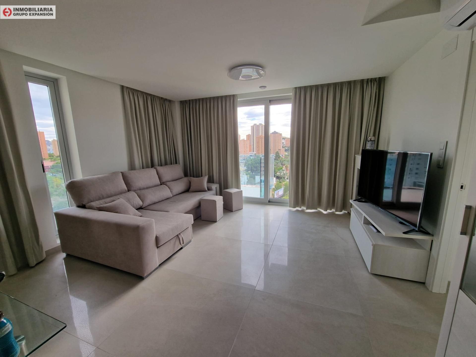 Sala d'estar de Àtic en venda en Benidorm amb Aire condicionat, Jardí privat i Terrassa