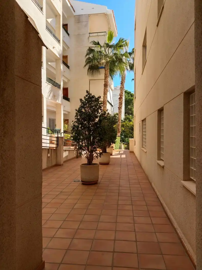 Wohnung zum Verkauf in Altea mit Klimaanlage, Privatgarten und Terrasse