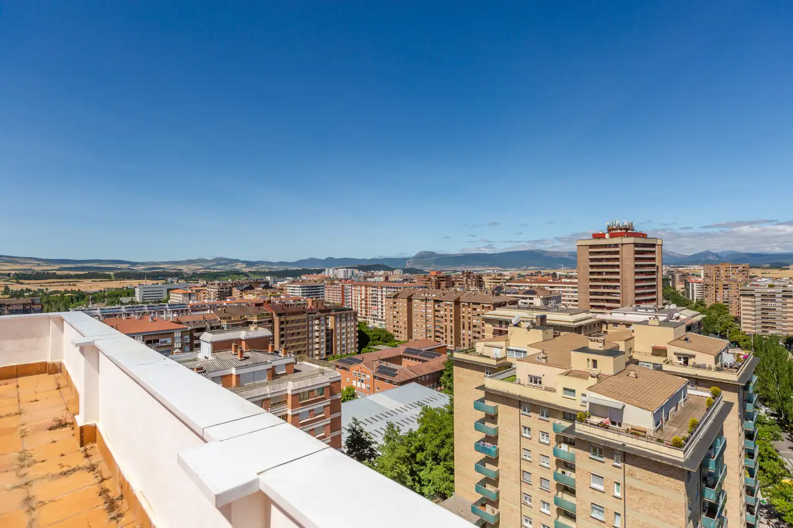 Vista exterior de Ático en venta en  Pamplona / Iruña con Parquet y Terraza