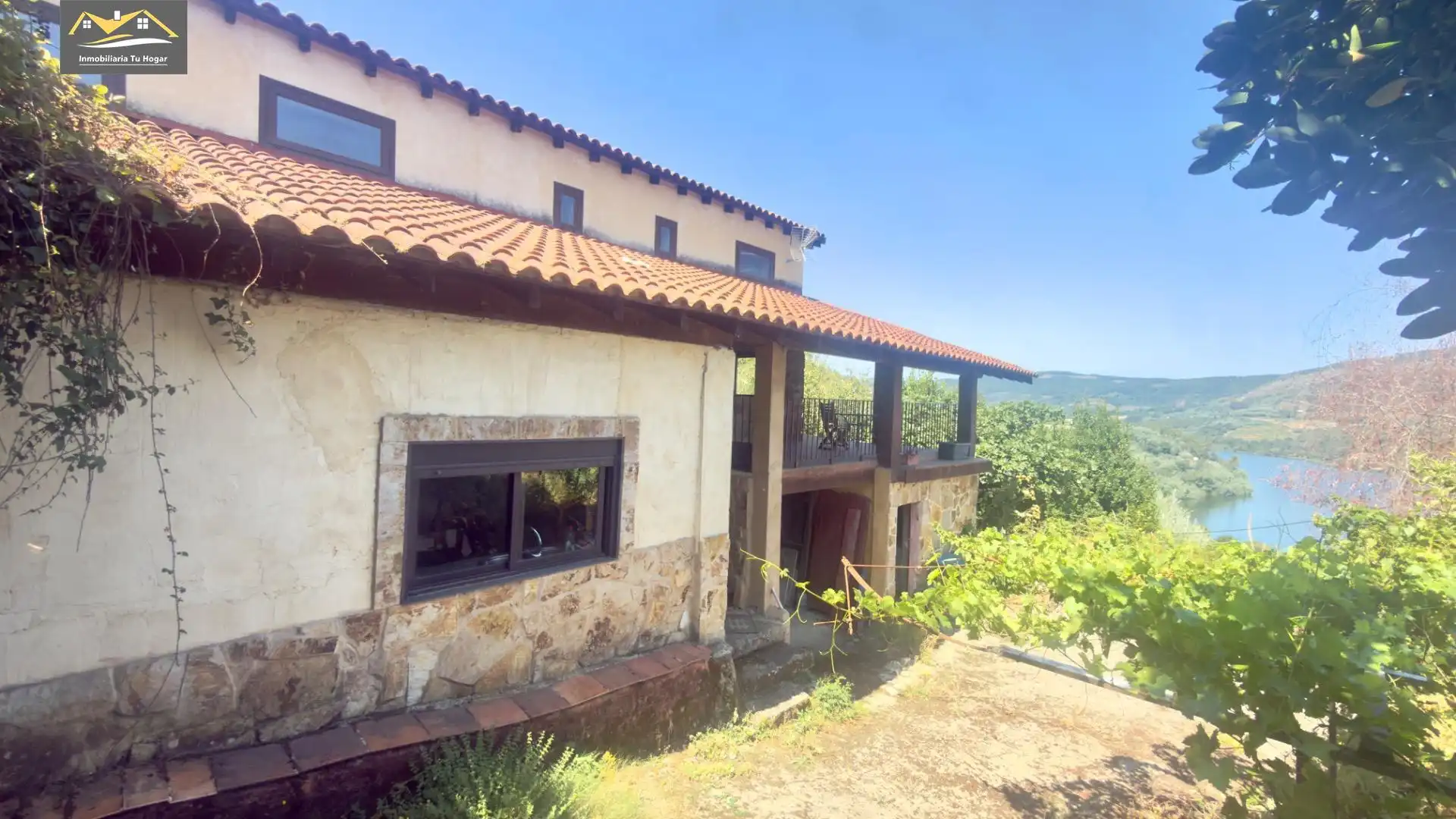 Vista exterior de Finca rústica en venta en Castrelo de Miño con Jardín privado, Terraza y Amueblado