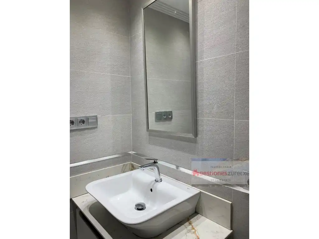 Bathroom of Flat for rent in Bilbao 