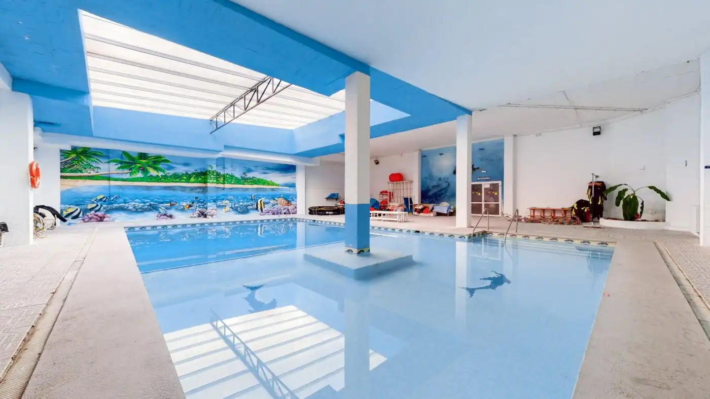 Piscina de Local en venda en Benalmádena amb Aire condicionat