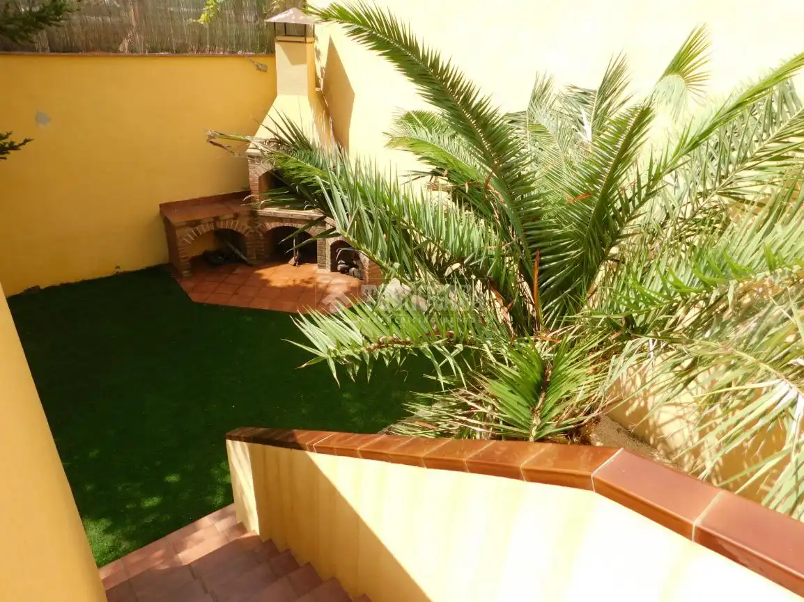 Terrassa de Casa o xalet en venda en El Pla del Penedès amb Aire condicionat, Calefacció i Jardí privat