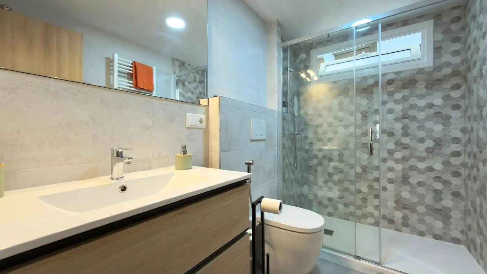 Badezimmer von Wohnung zum Verkauf in Villajoyosa / La Vila Joiosa mit Klimaanlage, Heizung und Terrasse