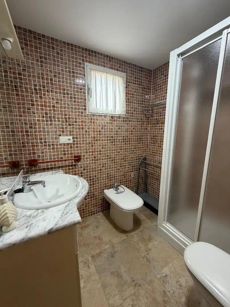 Badezimmer von Einfamilien-Reihenhaus zum Verkauf in Oliva mit Klimaanlage, Heizung und Privatgarten