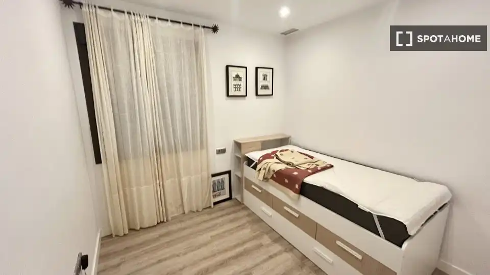 Habitación de Apartamento para compartir en Chiclana de la Frontera con Aire acondicionado, Terraza y Amueblado