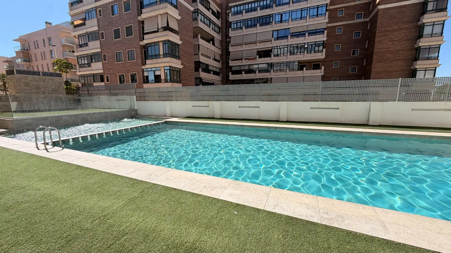 Schwimmbecken von Dachboden zum Verkauf in Elche / Elx mit Heizung, Terrasse und Abstellraum