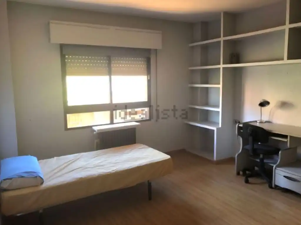 Dormitori de Pis de lloguer en Granada amb Aire condicionat, Calefacció i Moblat