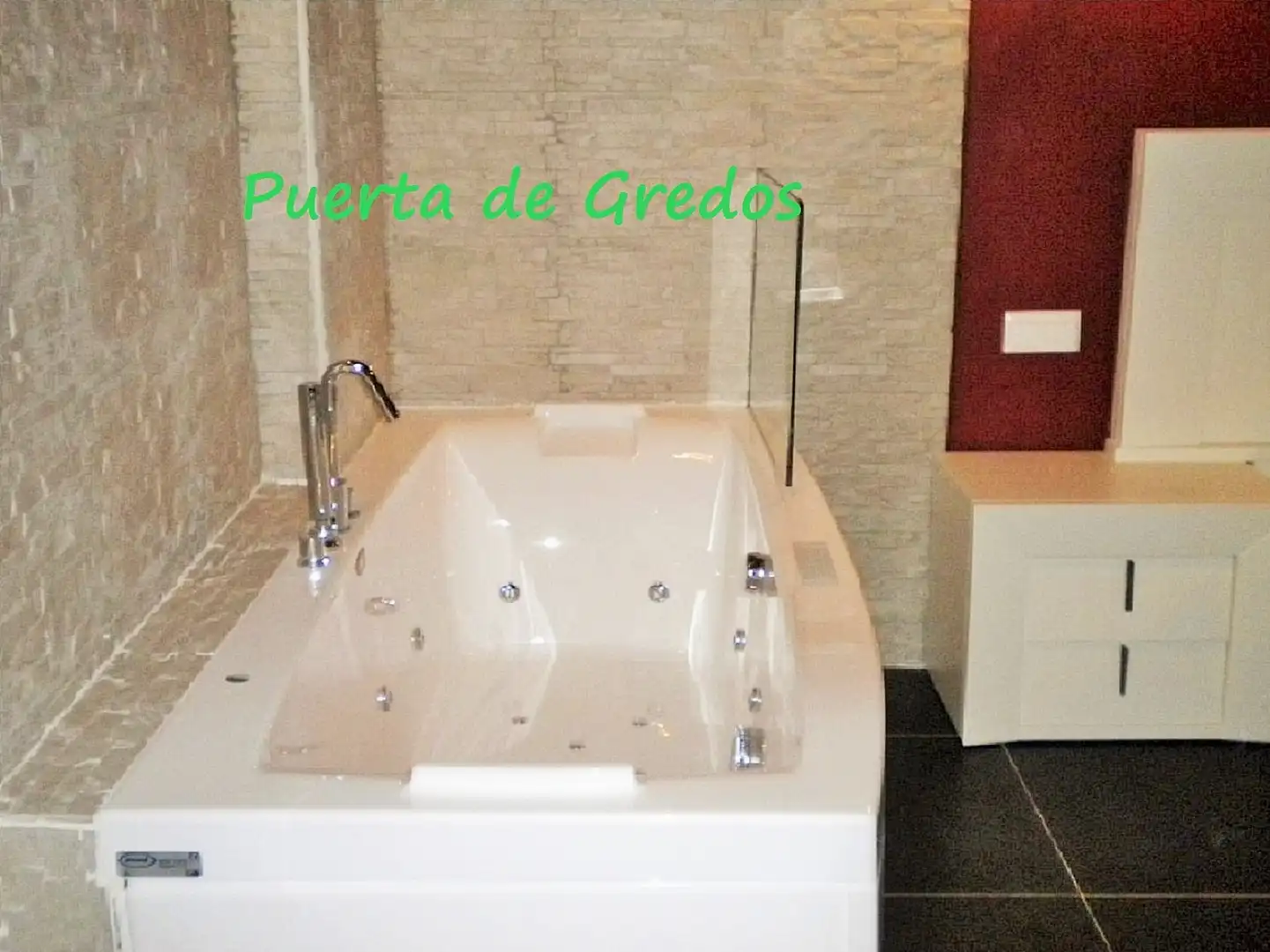 Bany de Casa o xalet en venda en Navalonguilla amb Calefacció, Moblat i Microones