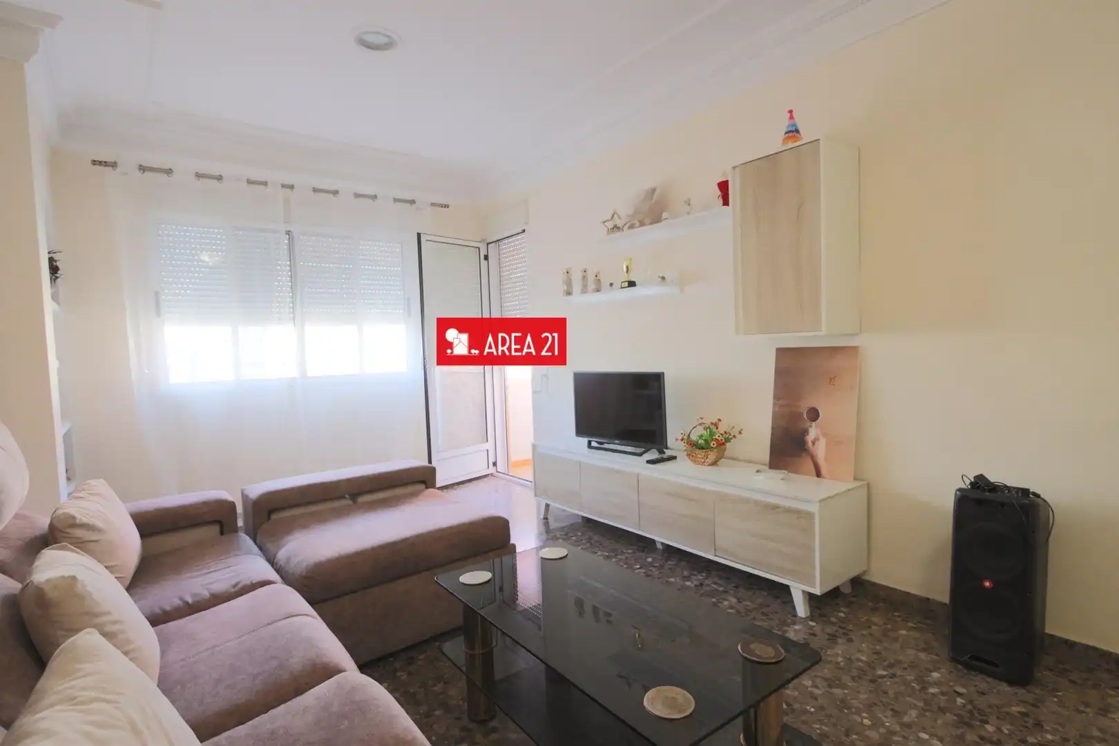 Sala de estar de Piso en venta en La Pobla de Vallbona con Trastero y Balcón
