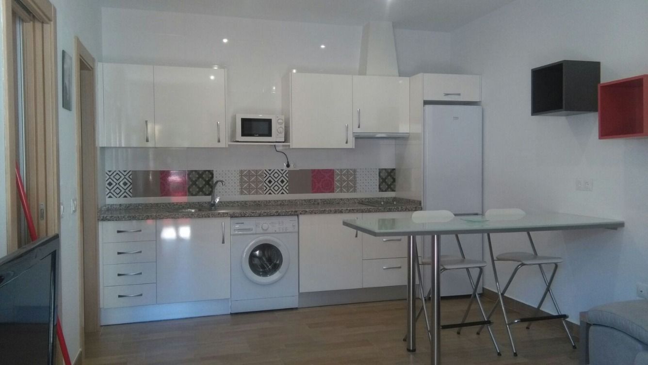 Cuina de Apartament de lloguer en Málaga Capital amb Moblat, Rentadora i Microones
