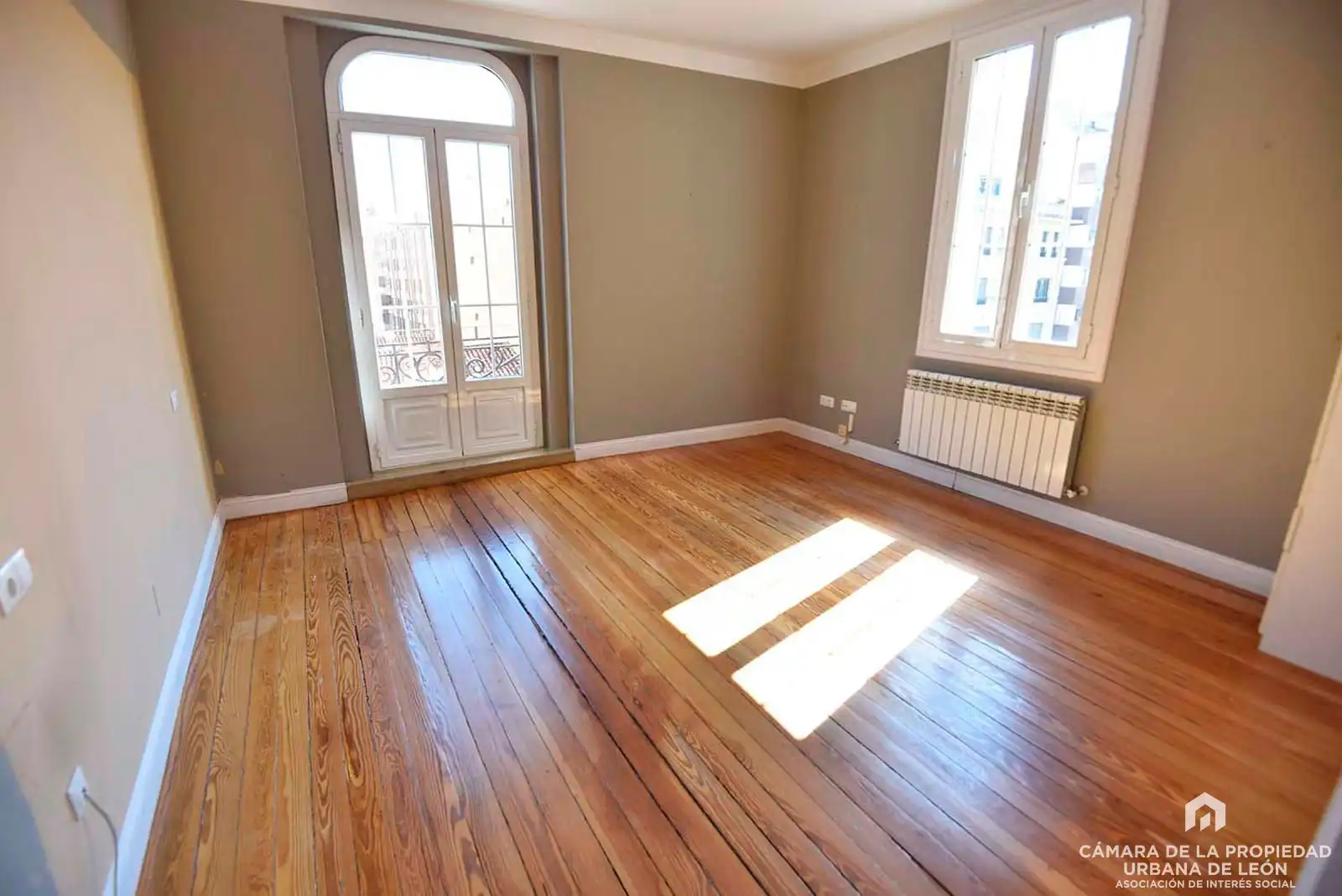 Habitación de Piso de alquiler en León Capital  con Calefacción