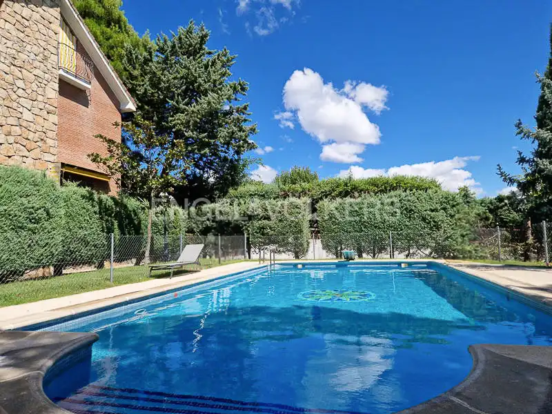 Piscina de Casa o xalet en venda en Becerril de la Sierra amb Calefacció, Jardí privat i Piscina