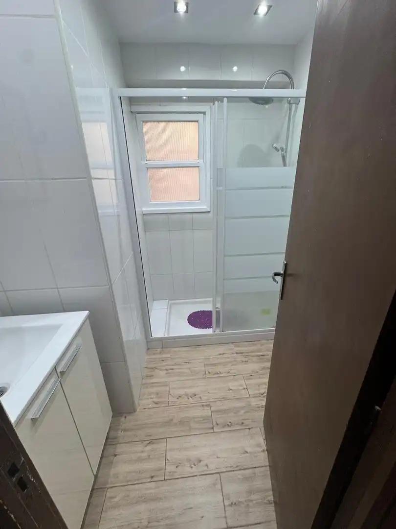 Badezimmer von Wohnung zum Verkauf in  Palma de Mallorca mit Klimaanlage, Fernseher und Balkon