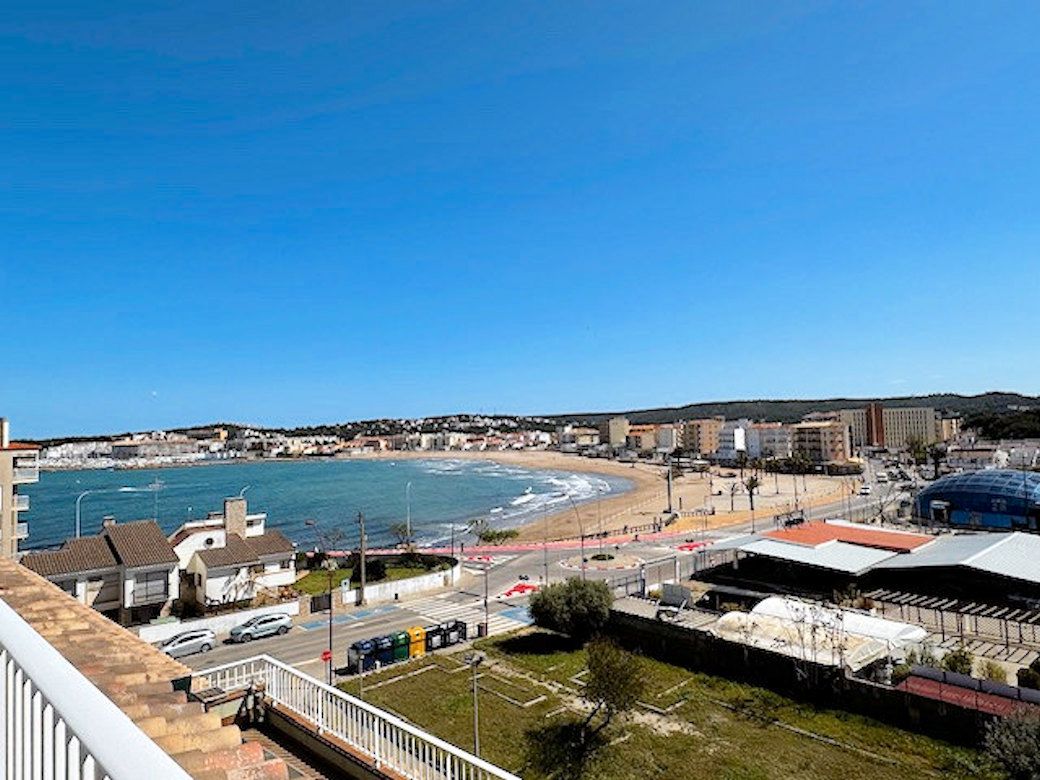 Vista exterior de Àtic en venda en L'Escala amb Aire condicionat, Calefacció i Terrassa