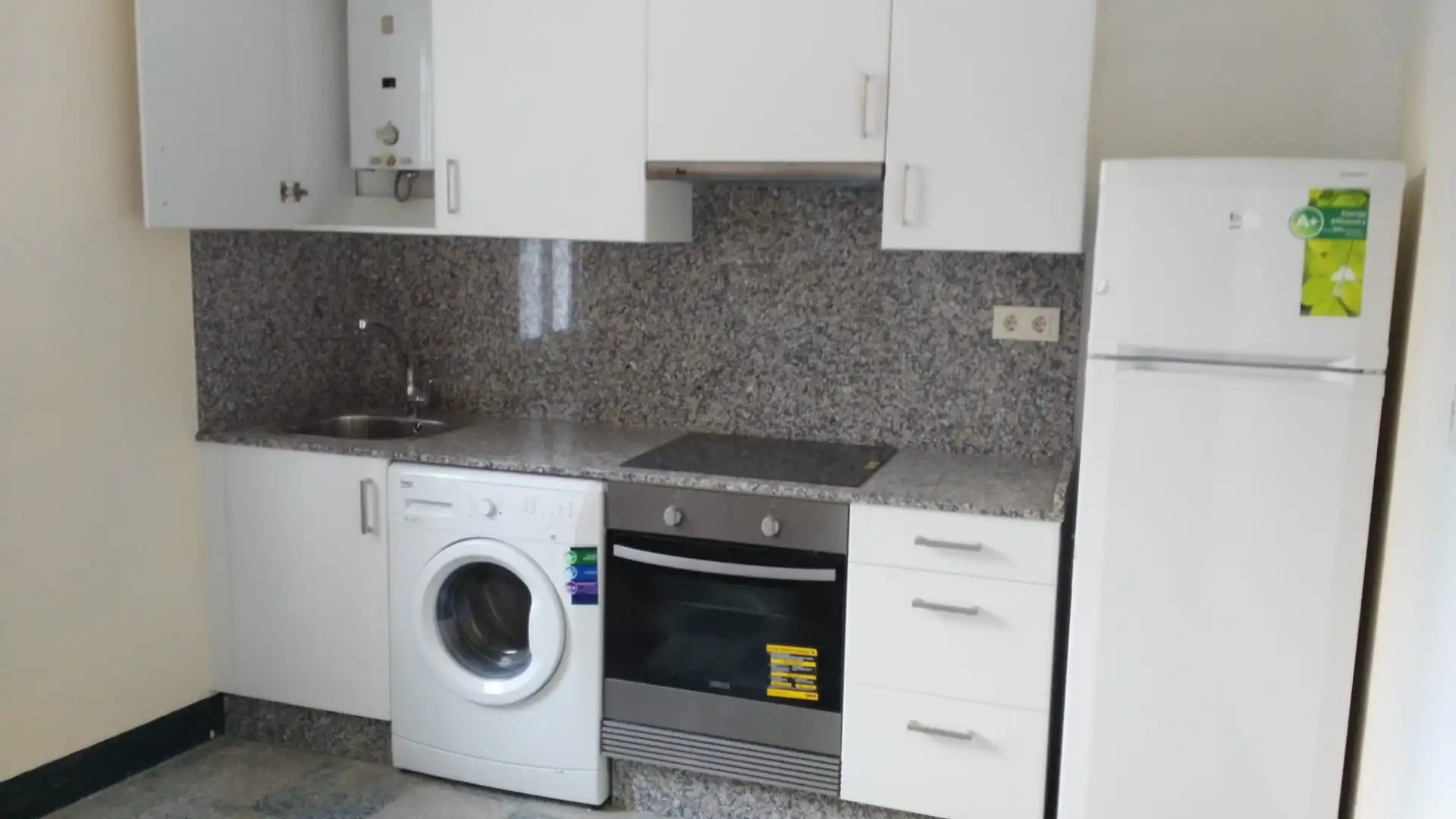 Cuina de Casa adosada en venda en O Grove   amb Jardí privat, Traster i Moblat
