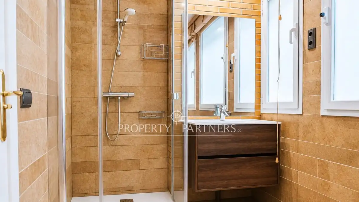 Baño de Casa adosada en venta en Madrid con Aire acondicionado, Calefacción y Jardín privado