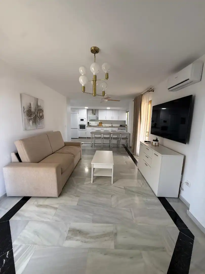 Sala d'estar de Apartament de lloguer en Fuengirola amb Aire condicionat, Calefacció i Jardí privat