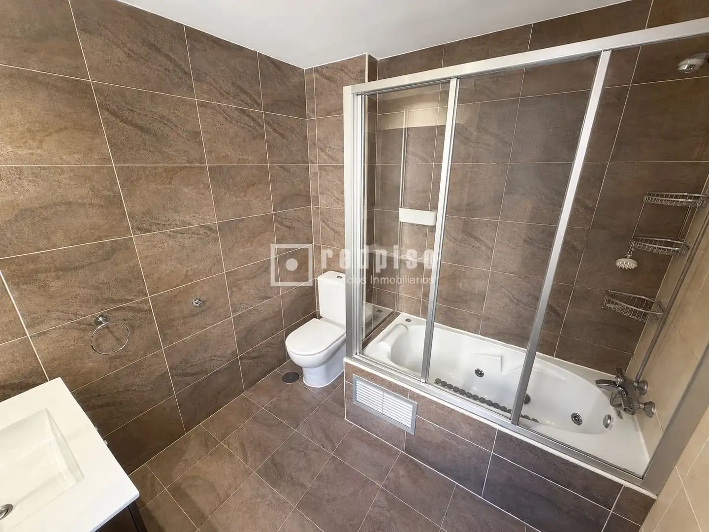 Bathroom of Attic for sale in Alovera  with Air Conditioner, Heating and Parquet flooring