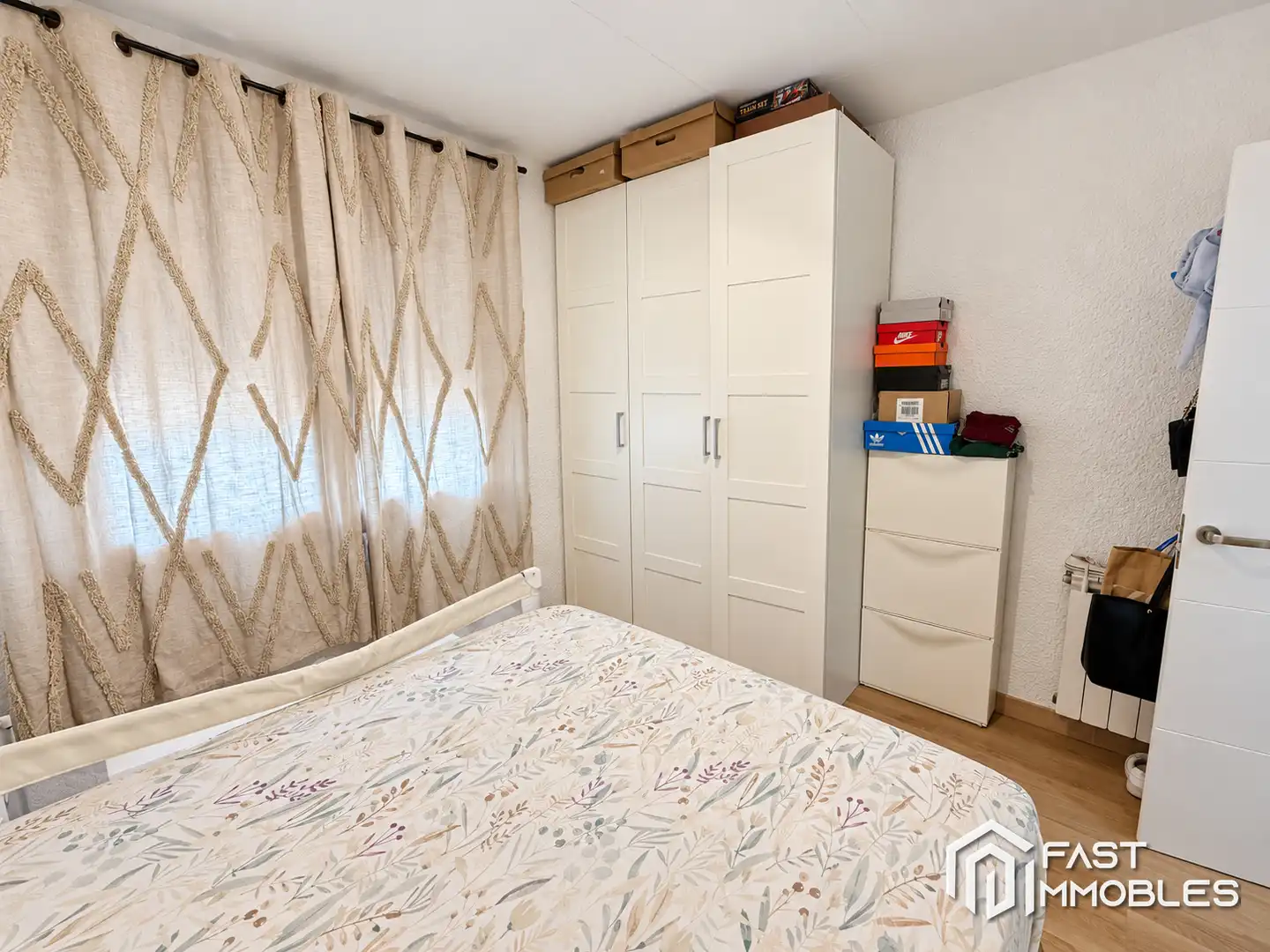 Habitación de Casa adosada en venta en Ponent