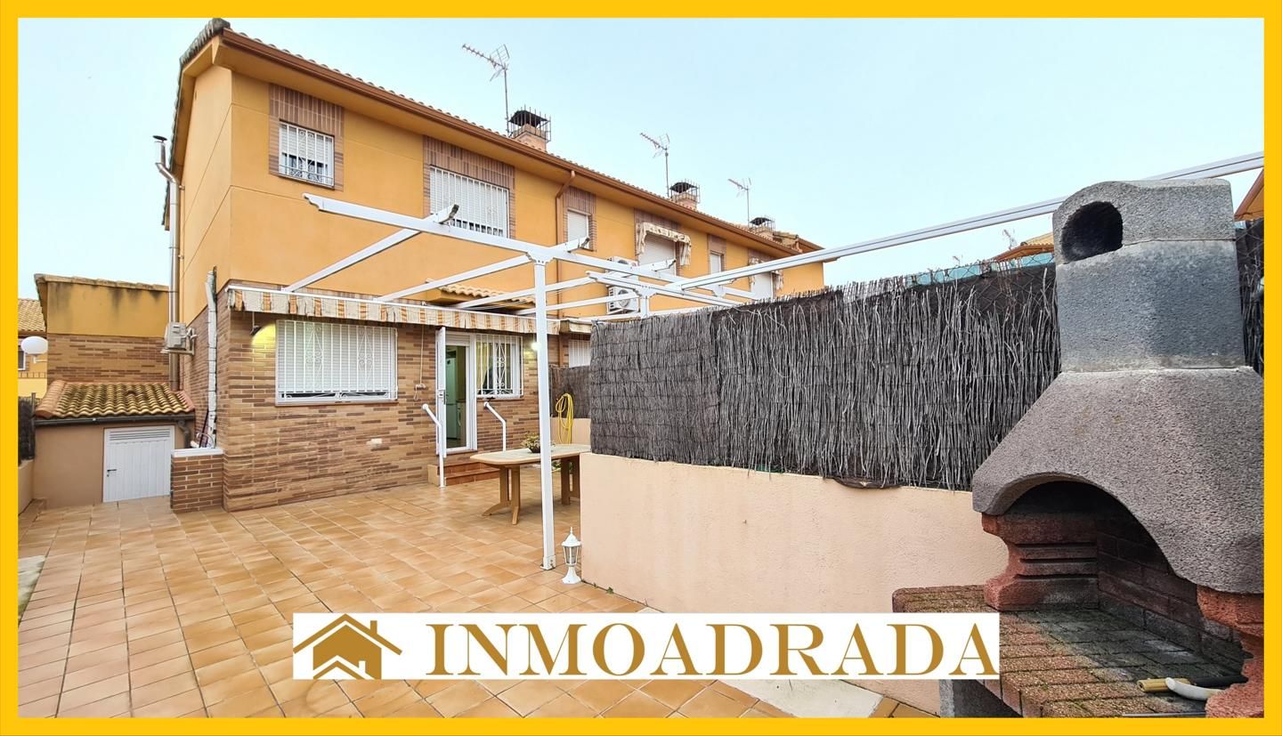 Vista exterior de Casa o xalet en venda en La Adrada  amb Aire condicionat, Calefacció i Moblat