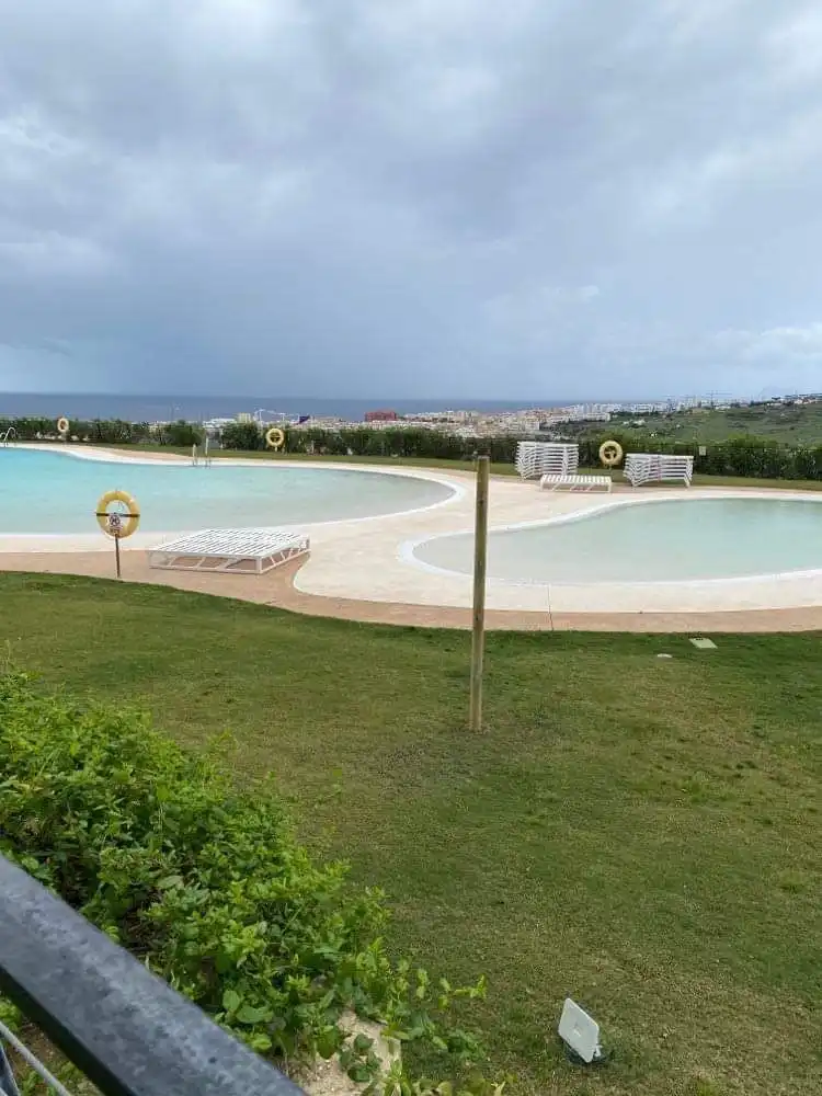 Piscina de Pis de lloguer en Estepona amb Aire condicionat, Terrassa i Rentadora