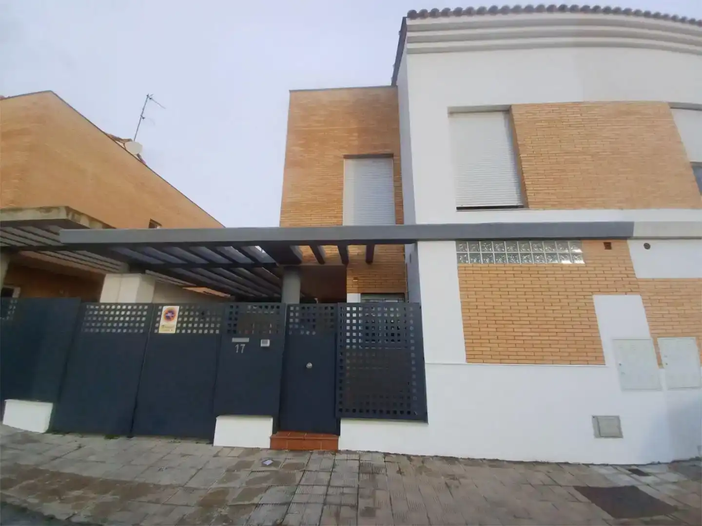 Vista exterior de Pis en venda en Espartinas amb Aire condicionat, Jardí privat i Traster