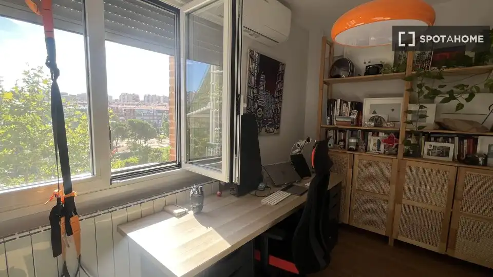Schlafzimmer von Wohnung zur Miete in Madrid mit Klimaanlage, Heizung und Möbliert