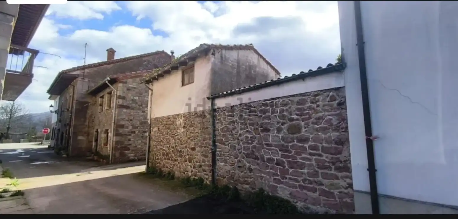 Vista exterior de Casa adosada en venta en Cabezón de la Sal