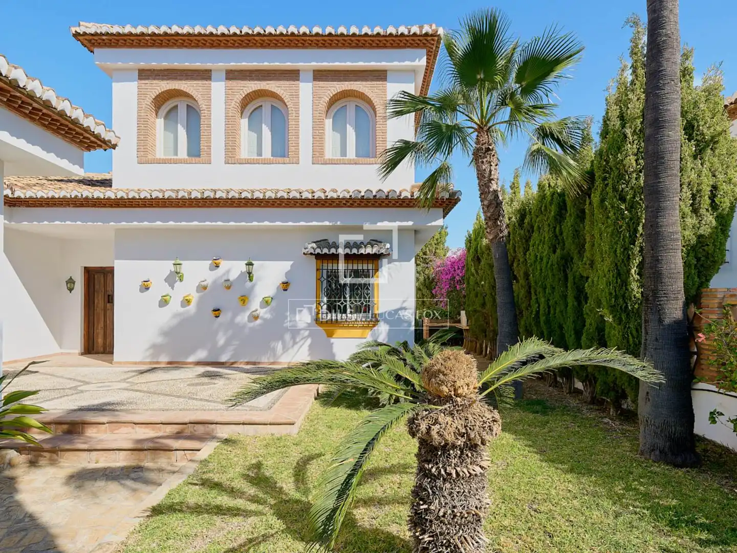 Vista exterior de Casa o xalet en venda en Almuñécar amb Aire condicionat, Calefacció i Jardí privat