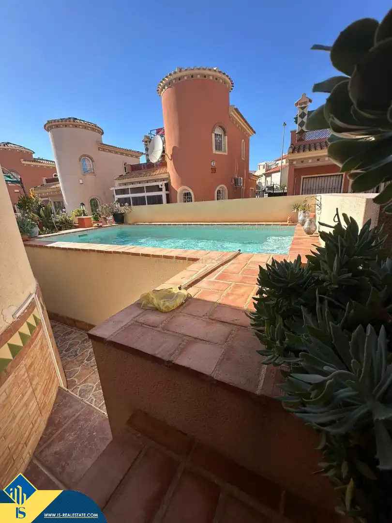 Chalet con piscina en venta en Orihuela Costa