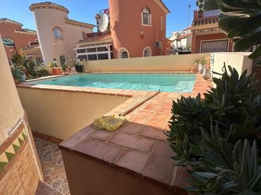 Chalet con piscina en venta en Orihuela Costa