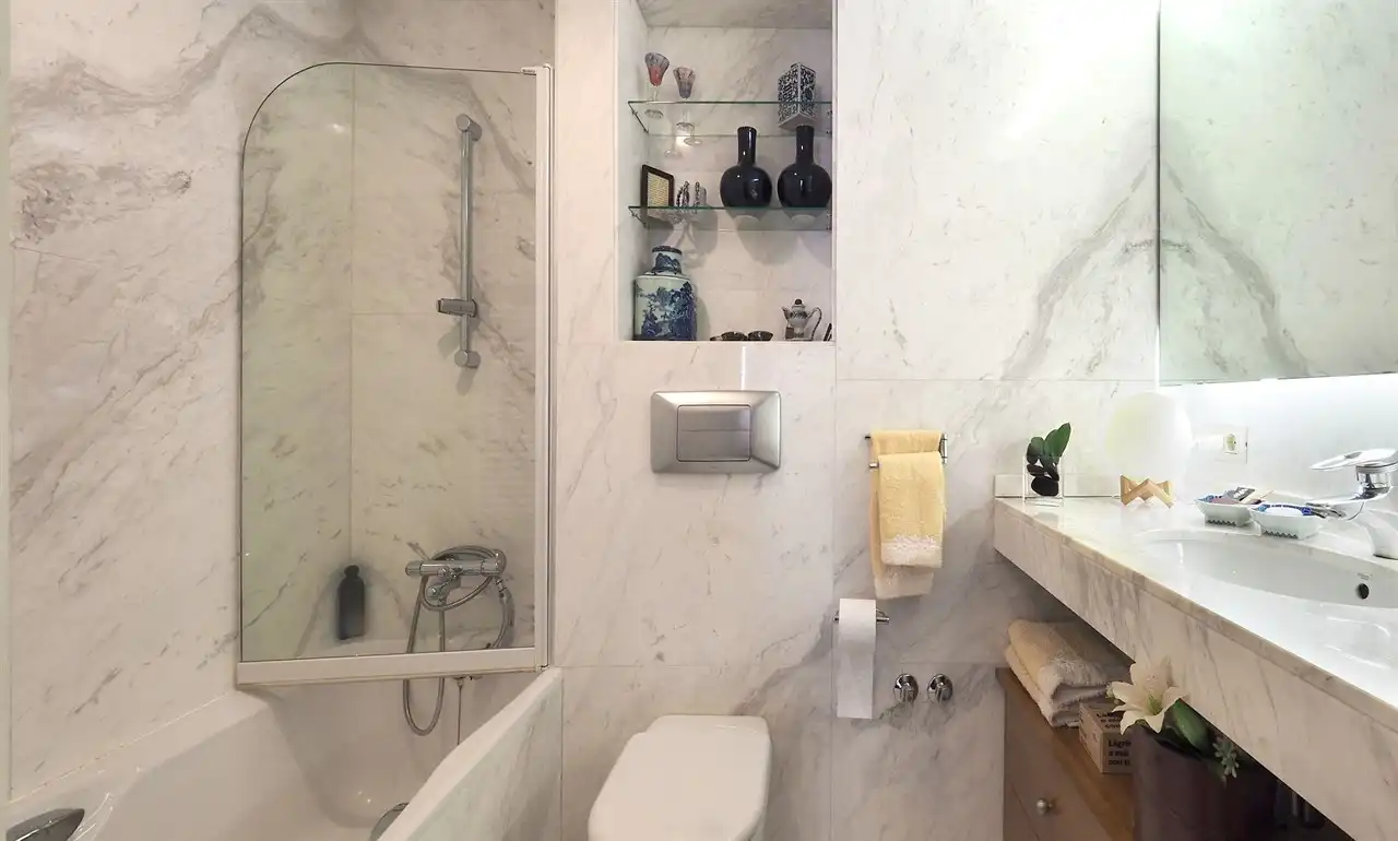 Bathroom of Houses for sale in Barcelona  with Parquet flooring, Terrace and Furnished