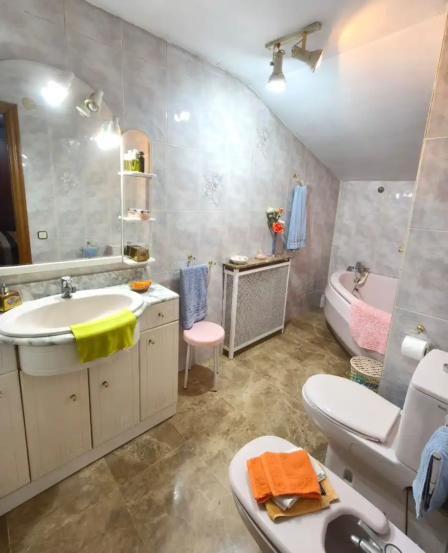 Badezimmer von Maisonette zum Verkauf in L'Hospitalet de Llobregat mit Klimaanlage, Heizung und Balkon