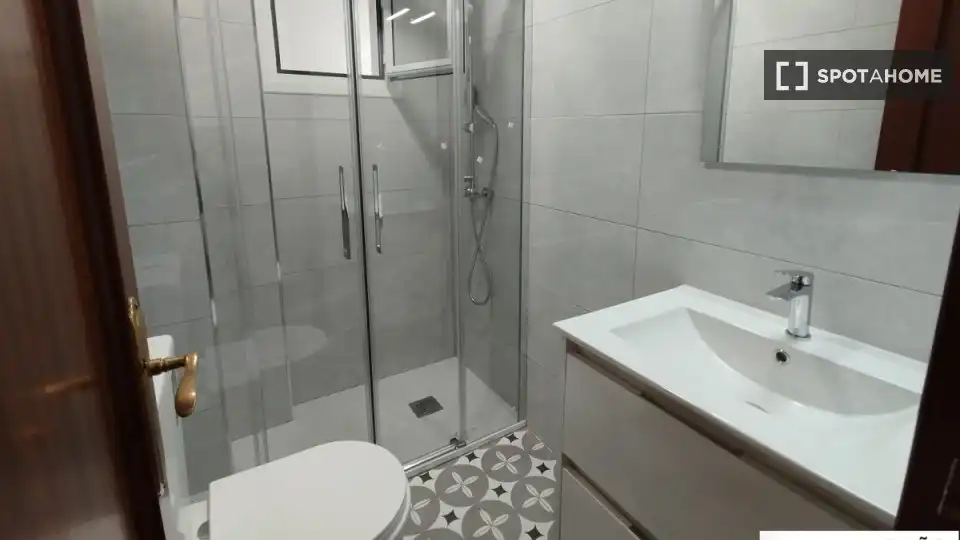 Bathroom of Flat for rent in Sevilla  with Air Conditioner, Heating and Furnished