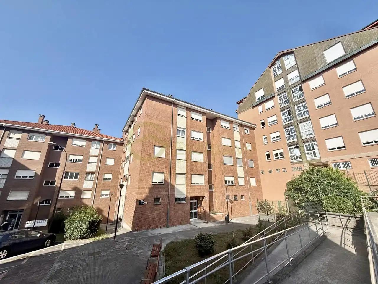 Vista exterior de Planta baixa en venda en Avilés amb Calefacció, Terrassa i Traster