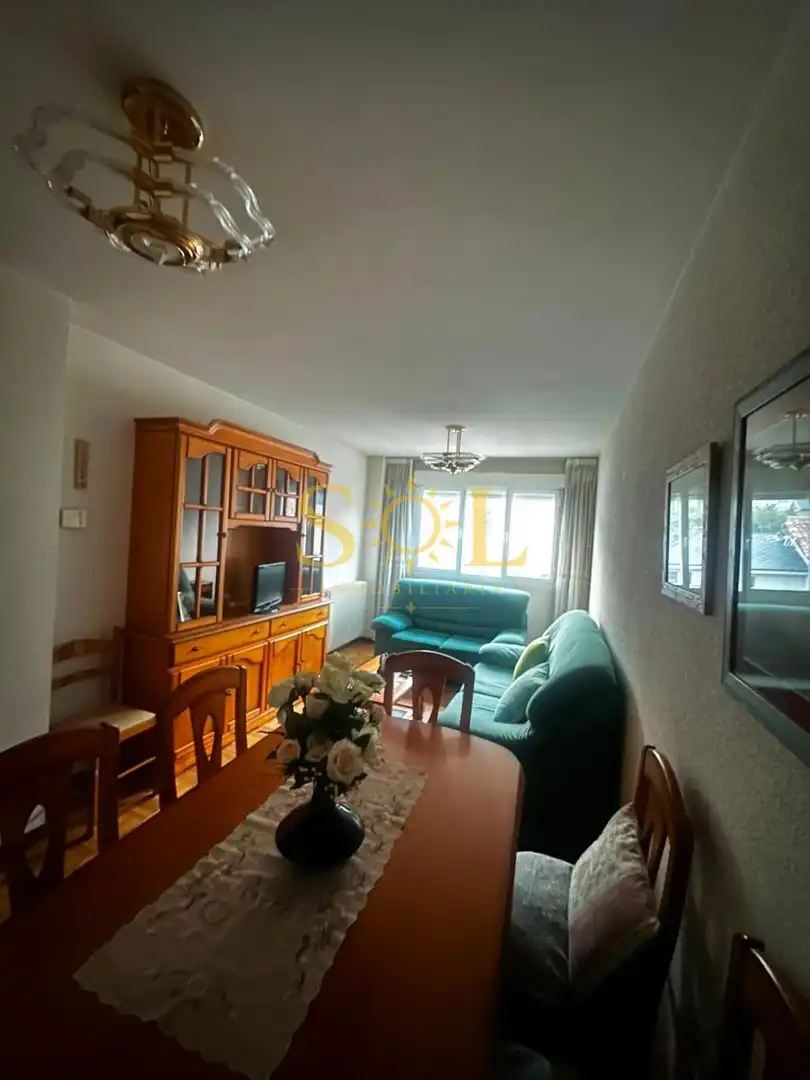 Sala de estar de Piso en venta en La Pola de Gordón  con Calefacción, Parquet y Amueblado