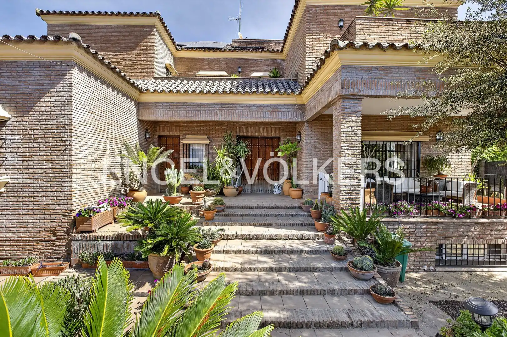 Vista exterior de Casa o xalet en venda en  Sevilla Capital amb Calefacció, Jardí privat i Terrassa