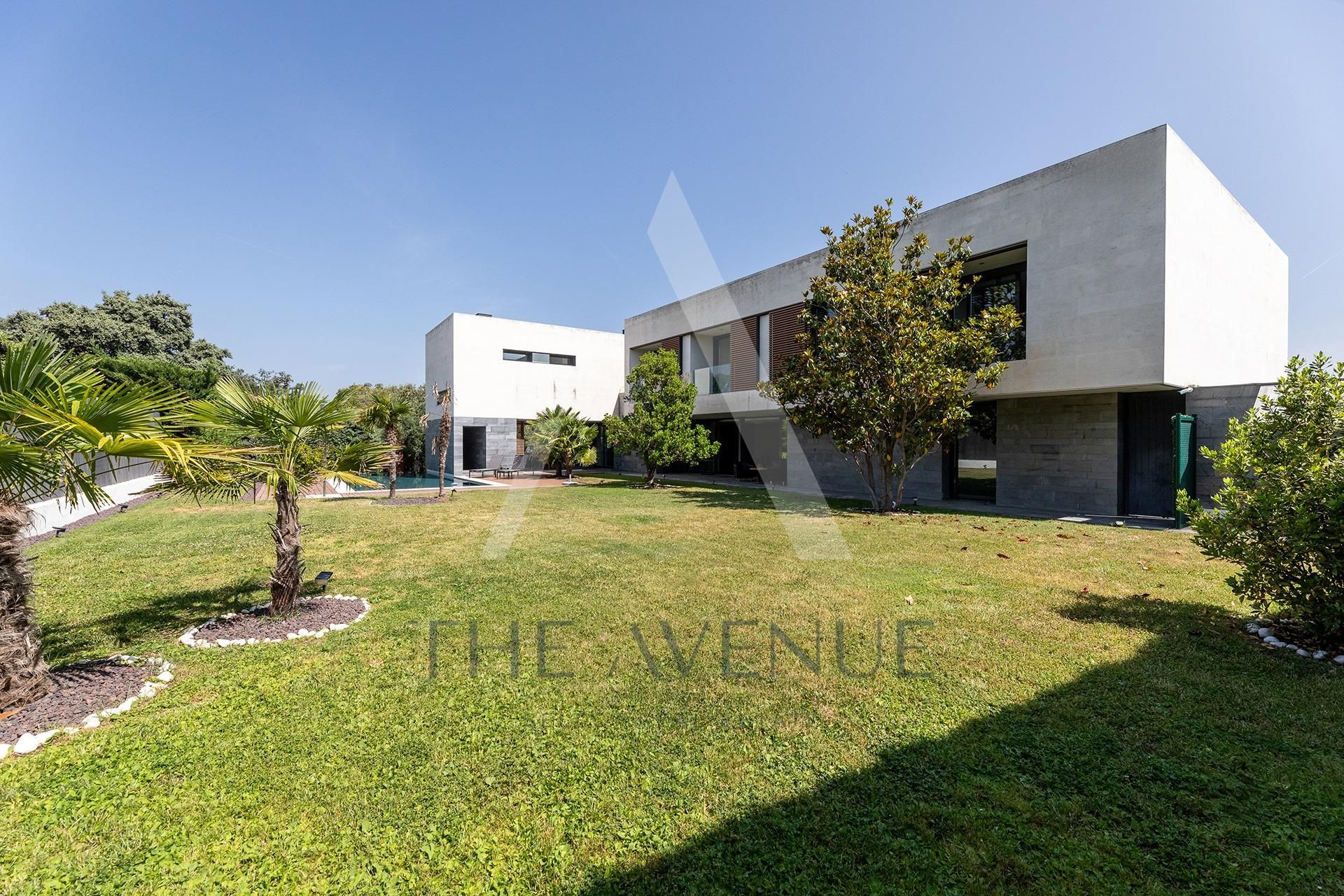 Vista exterior de Casa o xalet en venda en Villanueva de la Cañada amb Aire condicionat, Calefacció i Jardí privat