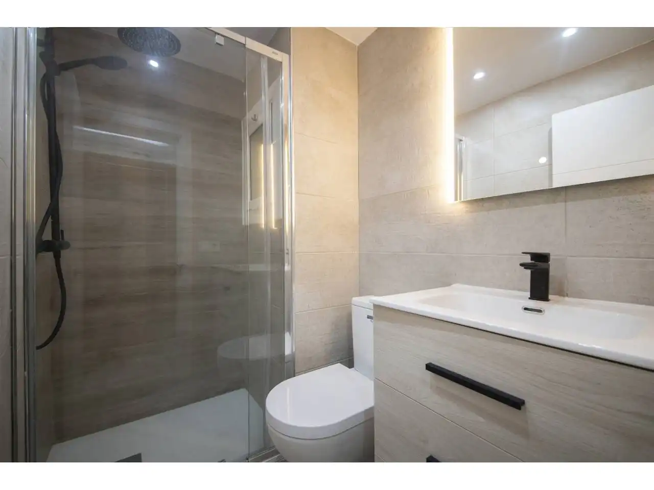 Badezimmer von Wohnung zum Verkauf in Ripoll mit Klimaanlage, Heizung und Parkett