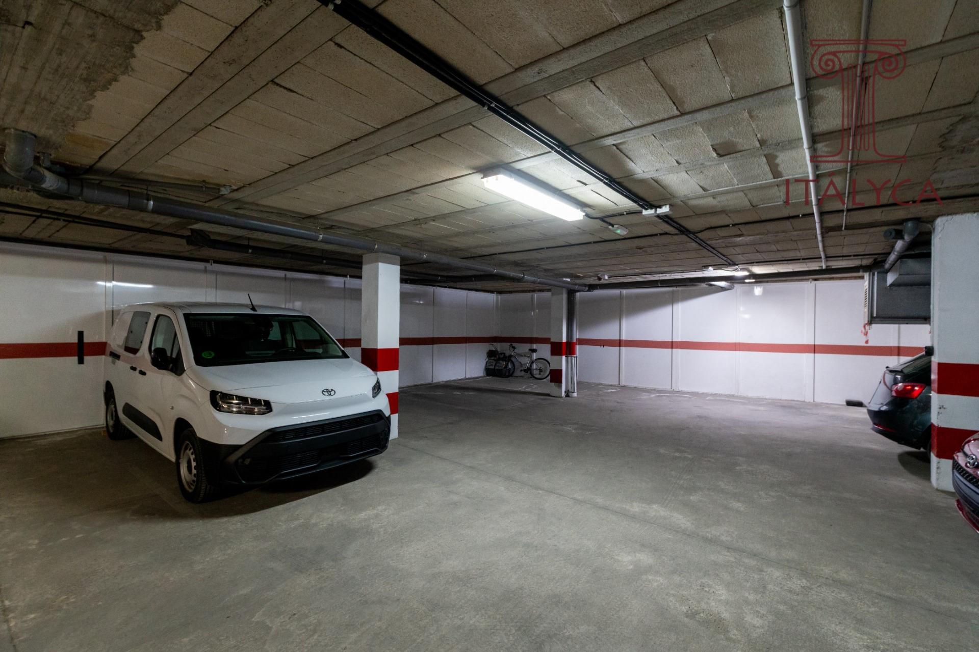 Aparcament de Dúplex en venda en Sanlúcar la Mayor amb Aire condicionat, Terrassa i Traster