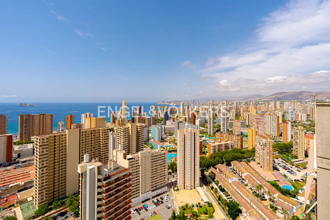 Vista exterior de Àtic en venda en Benidorm amb Aire condicionat, Jardí privat i Piscina comunitària