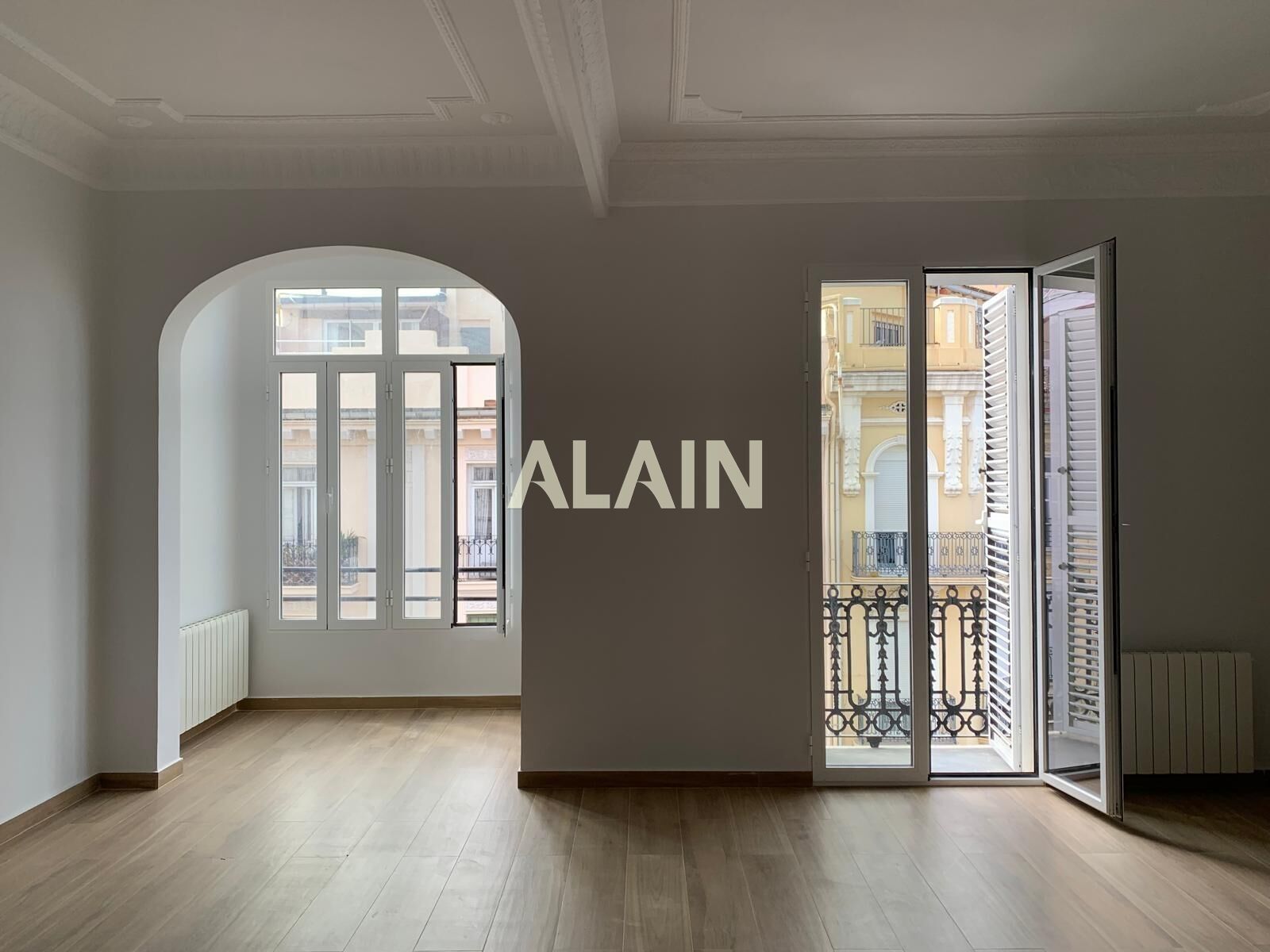 Flat for sale in  Valencia Capital  with Air Conditioner