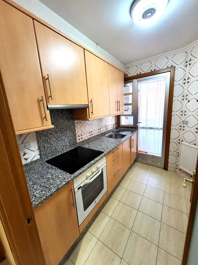 Cocina de Piso de alquiler en Vigo  con Calefacción, Trastero y Amueblado