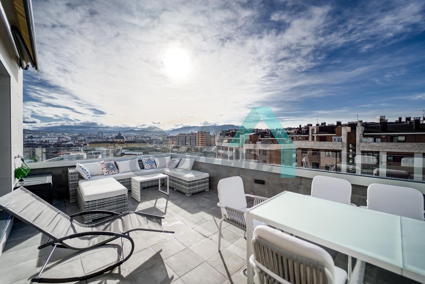 Terrassa de Àtic de lloguer en Oviedo  amb Calefacció, Terrassa i Moblat