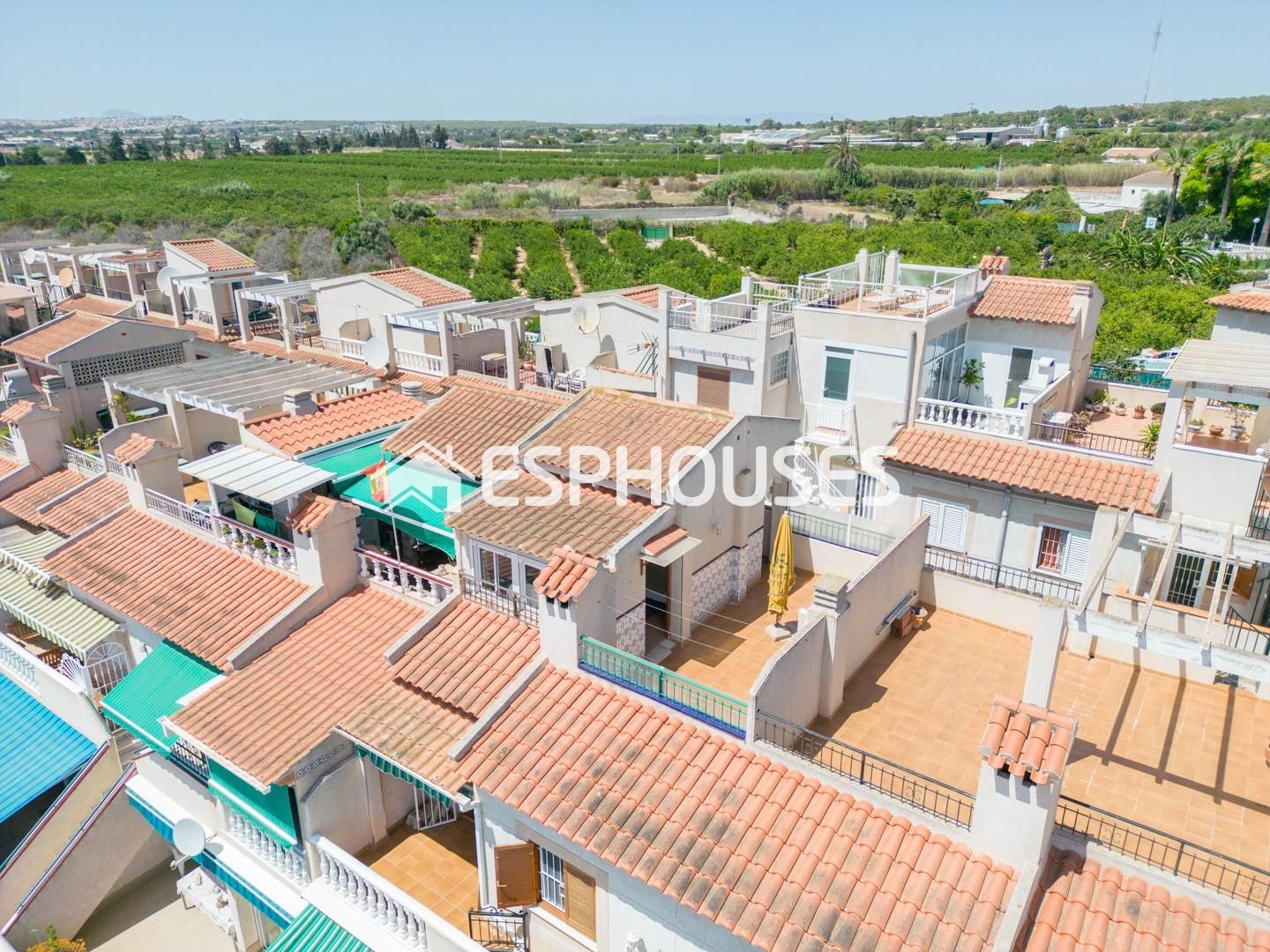 Vista exterior de Apartament en venda en Guardamar del Segura amb Moblat, Balcó i Piscina comunitària