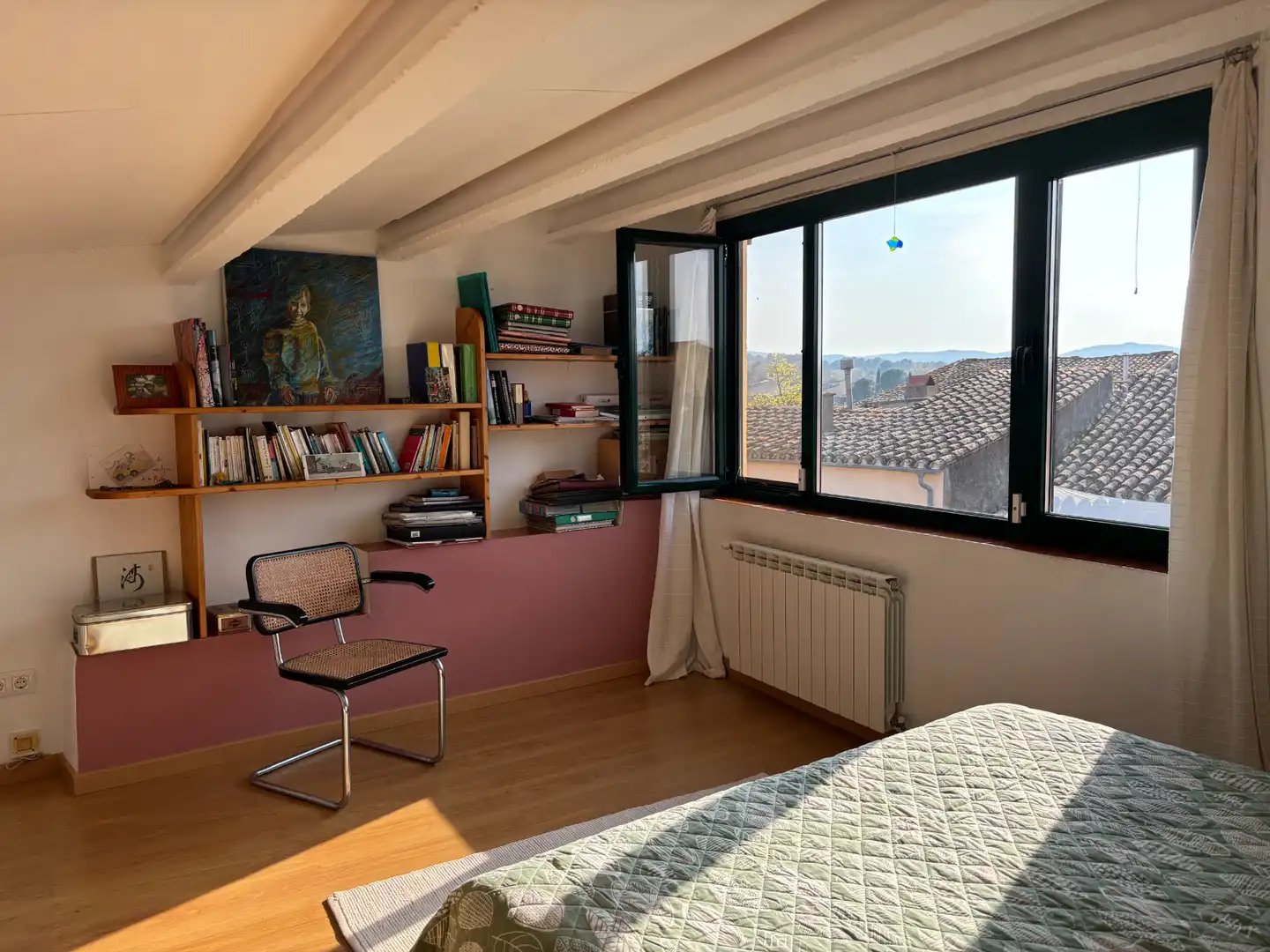 Schlafzimmer von Einfamilien-Reihenhaus zum Verkauf in Flaçà mit Klimaanlage, Heizung und Privatgarten